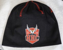 Svart HHC-mössa med röda kontrastsömmar